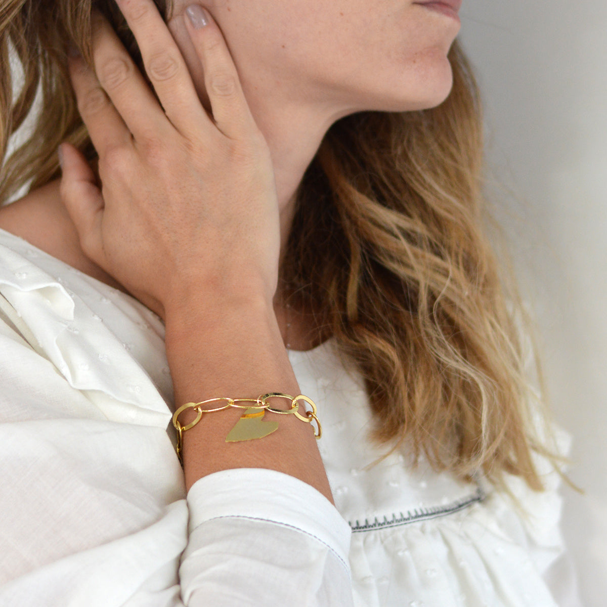 PULSERA ESLABÓN GRUESO Y CORAZÓN BAÑADO EN ORO