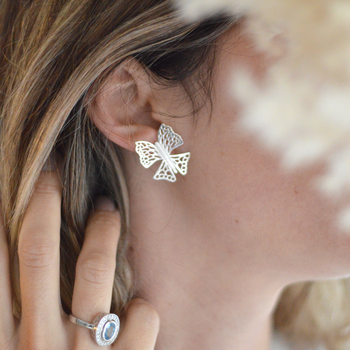 AROS PEGADOS FORMA MARIPOSA PLATA