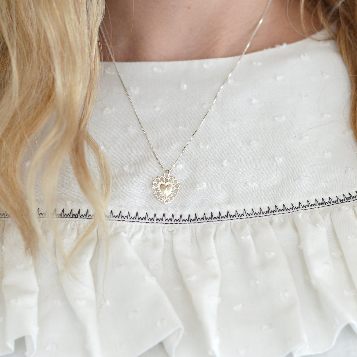 COLLAR CORAZÓN DETENTE CHICO CON DISEÑO BLONDAS EN PLATA 925