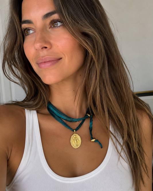 Collar Seda y Virgen rayos