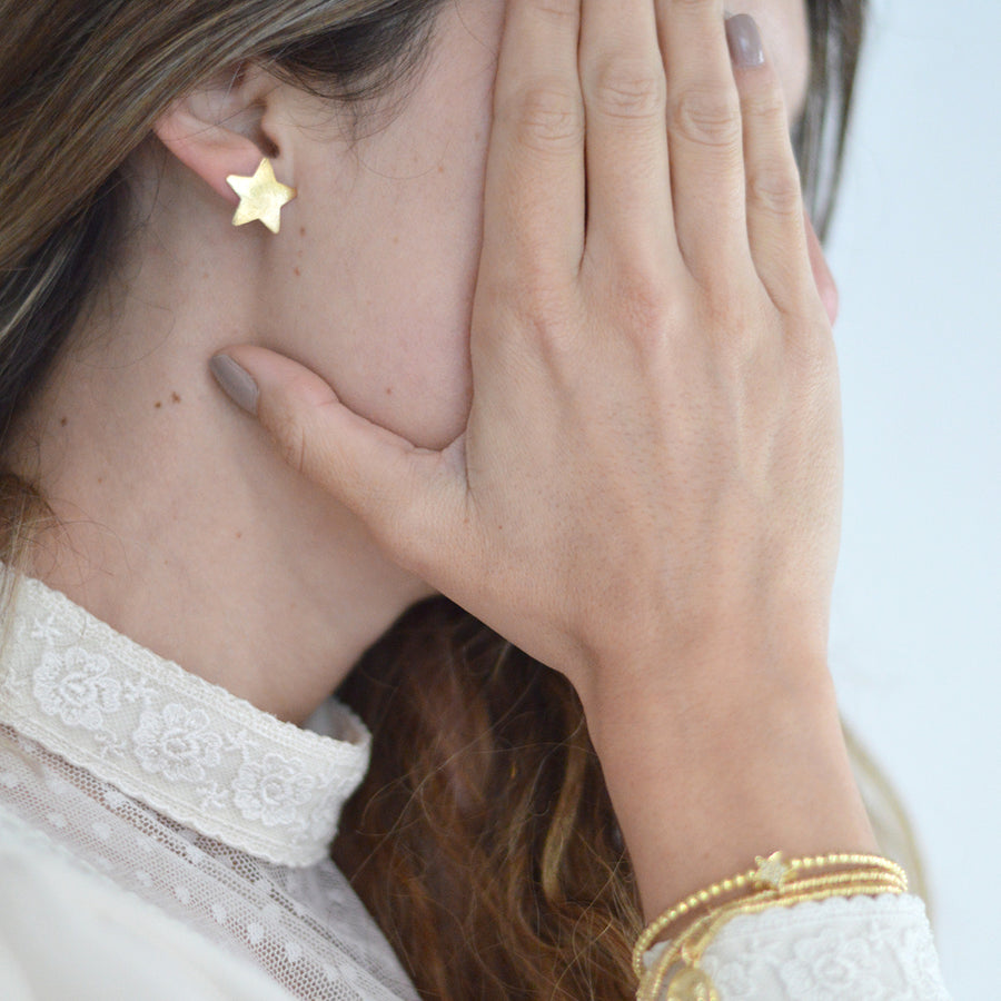 AROS ESTRELLA LISA MEDIANA BAÑO DE ORO